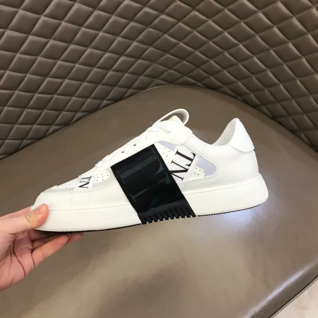 p440 "Valentin*" new spring and summer calfskin lace-up sneakers. No man should be able to refuse these shoes. The classic color scheme is so handsome! Purchase a high-precision replica of the original version to instantly sell off the market currency! 6 VLTN logo rubber effect straps - Valentino Garavani Logo printed on the back and tongue, all materials are customized to ensure quality! Size: 38-44